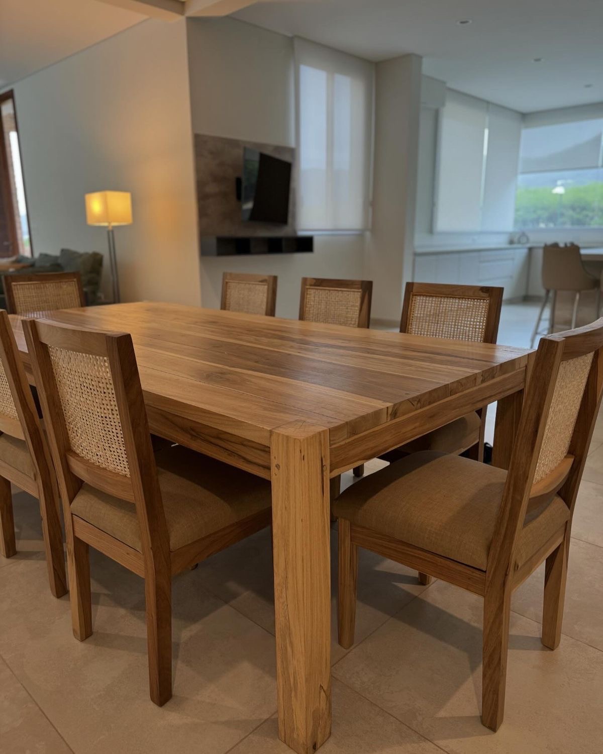 Comedor de madera con sillas